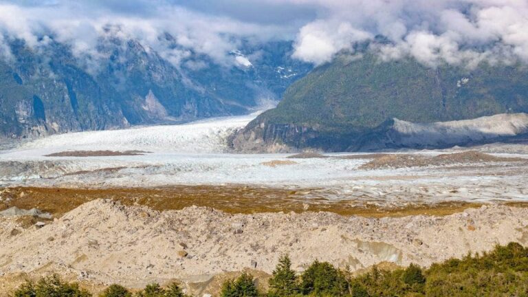 Chile cierra un glaciar popular, enfureciendo a aventureros y guías locales