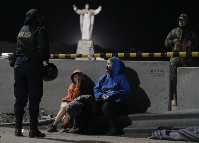 Cientos de personas atrapadas en la frontera entre Perú y Chile durante la represión contra los migrantes